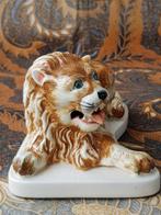 Mooi antiek Engels porselein beeldje van een leeuw 20,5 cm., Antiek en Kunst, Antiek | Porselein, Ophalen of Verzenden