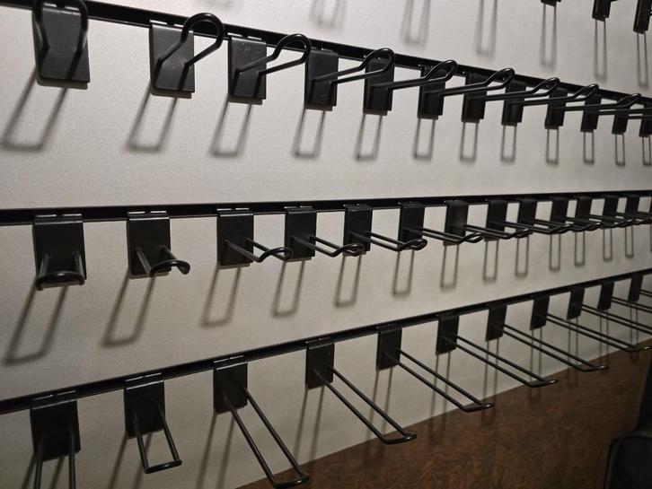 slatwall haken zwart, Doe-het-zelf en Verbouw, IJzerwaren en Bevestigingsmiddelen, Zo goed als nieuw, Overige typen, Ophalen of Verzenden