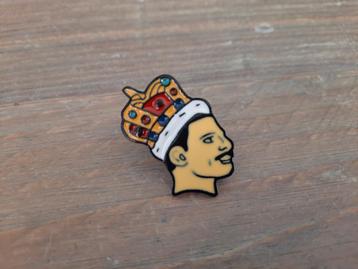1 mooie Freddie Mercury met kroon pin te koop