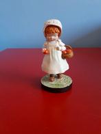 Prachtig beeldje van Sarah Kay - meisje met appel, Verzamelen, Beelden en Beeldjes, Ophalen of Verzenden, Zo goed als nieuw, Mens