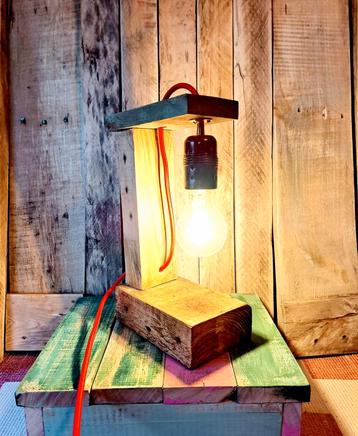 Unieke lamp gemaakt van sloophout.
