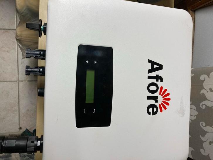 Zonnepanelen Omvormer - 1 Jaar Gebruikt, Doe-het-zelf en Verbouw, Zonnepanelen en Toebehoren, Gebruikt, Overige typen, 200 wattpiek of meer