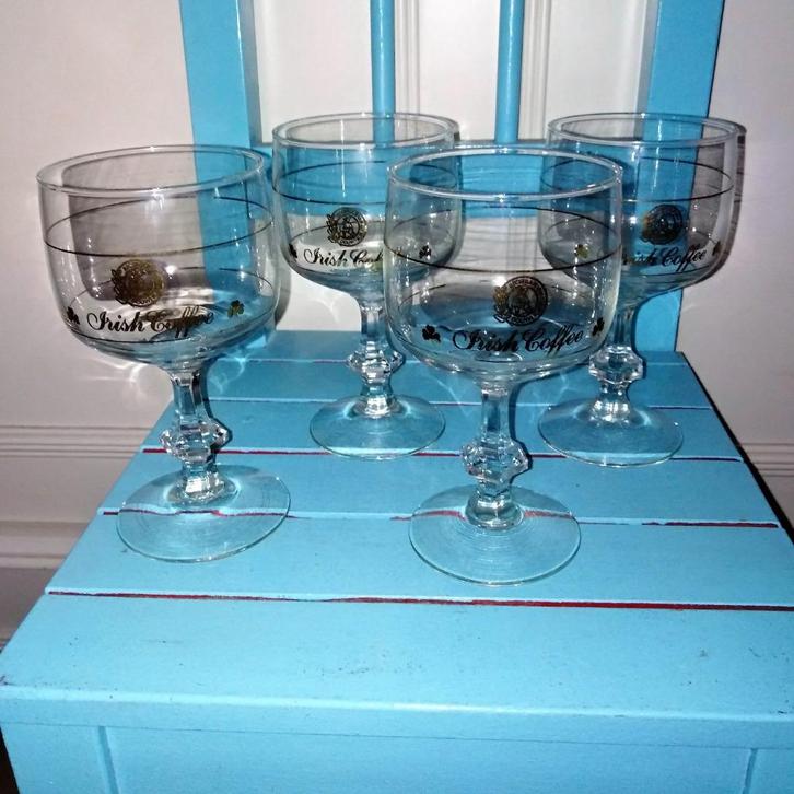 Irish Coffee glazen Douwe Egberts goud diamantvoet set van 4, Huis en Inrichting, Keuken | Servies, Gebruikt, Glas of Glazen, Overige stijlen