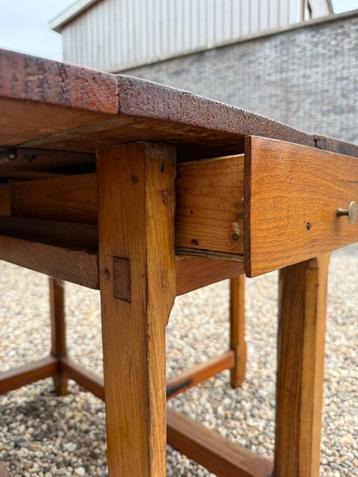 Antieke hangoortafel mooie verbindingen details en staat beschikbaar voor biedingen
