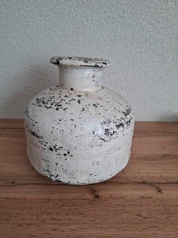 Mooie brocante landelijke vaas beschikbaar voor biedingen