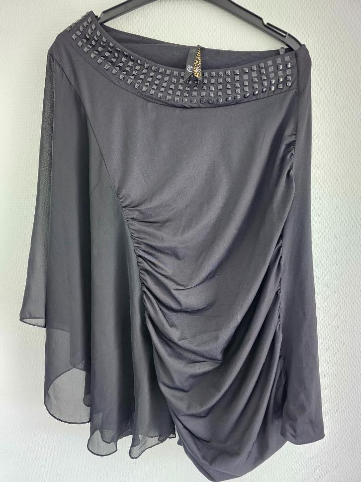 zwarte T-shirt/jurk met wijde mouw langs 1 kant, Kleding | Dames, Blouses en Tunieken, Zo goed als nieuw, Maat 36 (S), Zwart, Ophalen of Verzenden