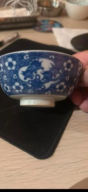 Antieke Chinese Kom met Blauwe Decoratie beschikbaar voor biedingen