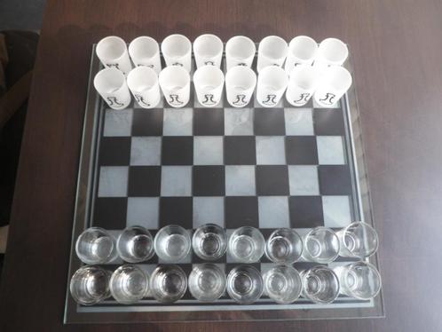 Glazen SCHAAKSPEL drinking chess 35 x 35 cm. schaakbord glas, Hobby en Vrije tijd, Gezelschapsspellen | Bordspellen, Gebruikt