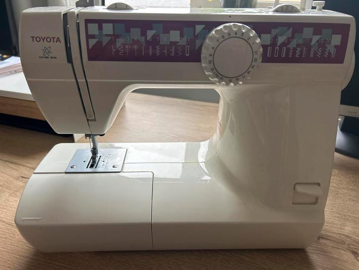 Toyota Naaimachine - Defect, maar potentieel!, Hobby en Vrije tijd, Naaimachines en Toebehoren, Gebruikt, Naaimachine, Overige merken