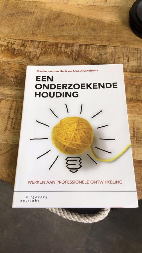 Maaike van den Herik - Een onderzoekende houding, Boeken, Schoolboeken, Zo goed als nieuw, Nederlands, Overige niveaus, Ophalen of Verzenden