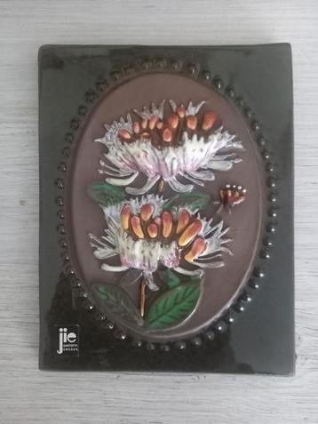 Jie Gantofta jaren 60 florale tegel "Kaprifol"  beschikbaar voor biedingen