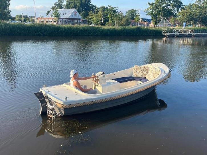 Leuke electrische sloep Vaarbewijs vrij !, Watersport en Boten, Sloepen, Gebruikt, Tot 10 pk, 3 tot 6 meter, Binnenboordmotor