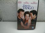 vhs 93b three to tango, Cd's en Dvd's, VHS | Film, Actie en Avontuur, Gebruikt, Verzenden