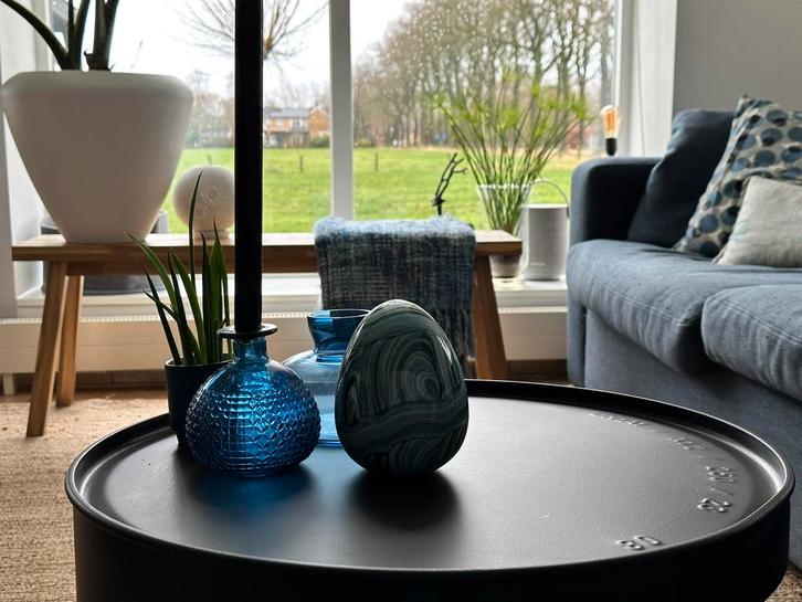 Uniek matzwart tafeltje van een olievat, Huis en Inrichting, Tafels | Salontafels, Zo goed als nieuw, Minder dan 50 cm, 50 tot 100 cm