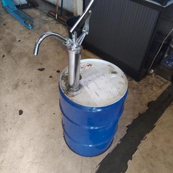 Vat met handpomp g12 (leeg) beschikbaar voor biedingen