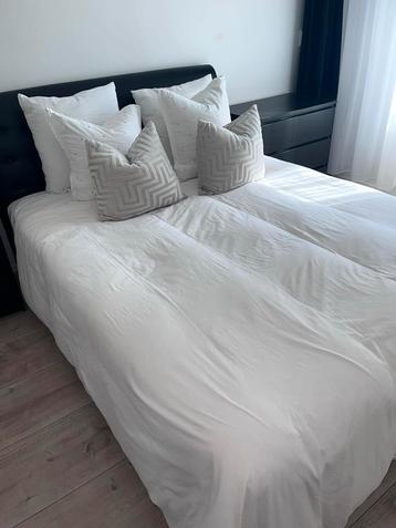 Tweepersoonsbed met lederen hoofdeinde 160x200 beschikbaar voor biedingen