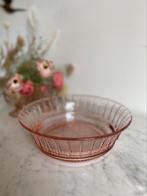 Vintage roze glazen schaal/compoteschaal/saladeschaal ‘60, Huis en Inrichting, Woonaccessoires | Schalen en Manden, Schaal, Ophalen of Verzenden