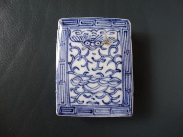 Chinees blauw wit porseleinen doosje met kaligrafie (2e) beschikbaar voor biedingen
