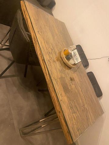 Eettafel met glas beschikbaar voor biedingen