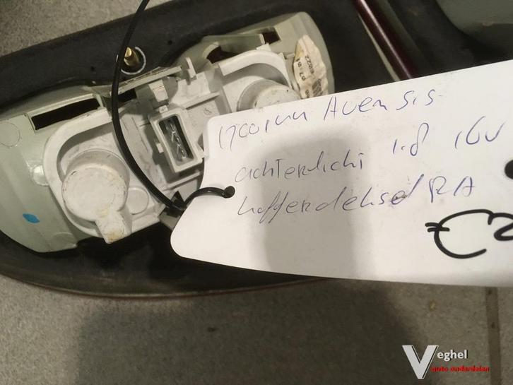 Toyota avensis achterlicht L+R in kofferbak in achter scherm, Auto-onderdelen, Verlichting, Gebruikt, Ophalen of Verzenden