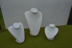 3 maten Display hals voor kettingen wit lederlook ca. 25 cm, Ophalen of Verzenden, Gebruikt, Wit, Overige materialen