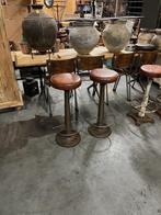 2 Oude Industriele Necchi barkrukken metaal zitting Leer, Huis en Inrichting, Barkrukken, Ophalen, Gebruikt, Met voetsteun, 60 tot 90 cm