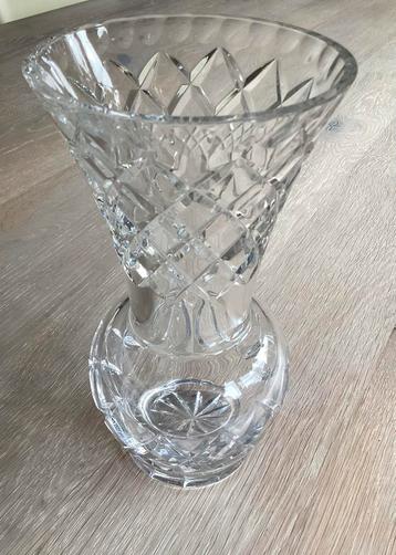 KRISTALLEN VAAS MOOI GESLEPEN 20 CM HOOG. beschikbaar voor biedingen