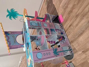 L.O.L. Poppenhuis met accessoires en poppen beschikbaar voor biedingen