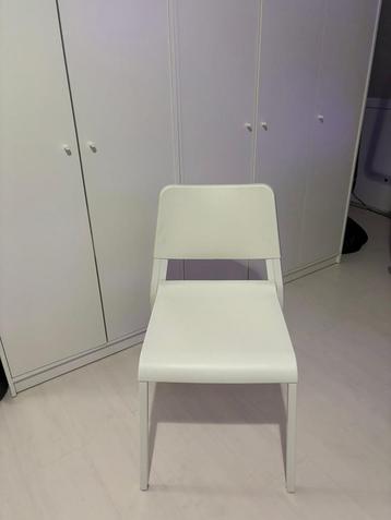 2 IKEA Theodores Eetkamerstoelen - Wit met kussentje beschikbaar voor biedingen