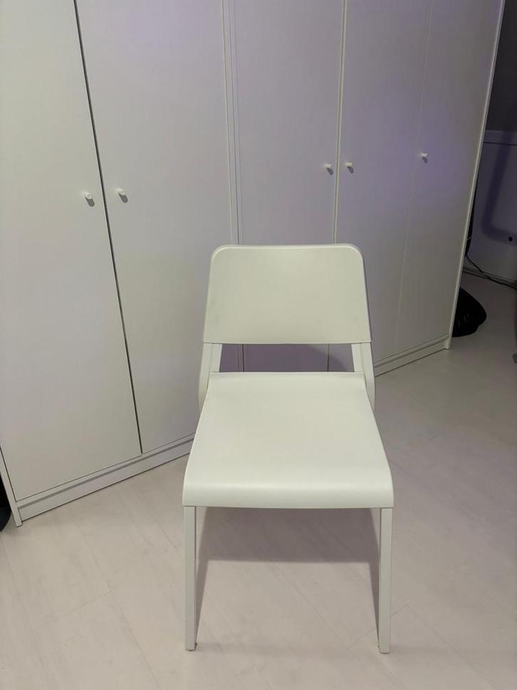 2 IKEA Theodores Eetkamerstoelen - Wit met kussentje, Huis en Inrichting, Stoelen, Gebruikt, Twee, Kunststof, Wit, Ophalen
