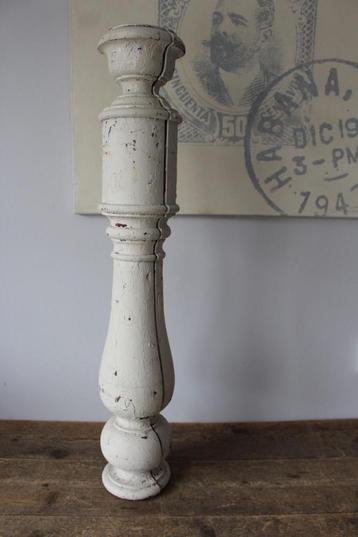 Oude sleetse brocante houten pilaar *Pronck & Praal* beschikbaar voor biedingen
