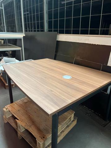 Bureau met kabeldoorvoer beschikbaar voor biedingen