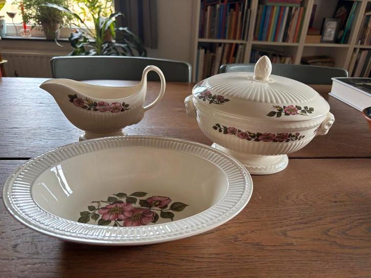Wedgwood Briar Rose Juskom, Schaal & Schaal metDeksel, Huis en Inrichting, Keuken | Servies, Zo goed als nieuw, Schaal of Schalen