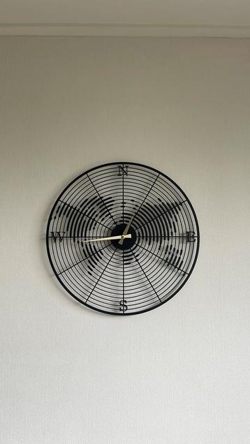 Mooie klok, wereld beschikbaar voor biedingen