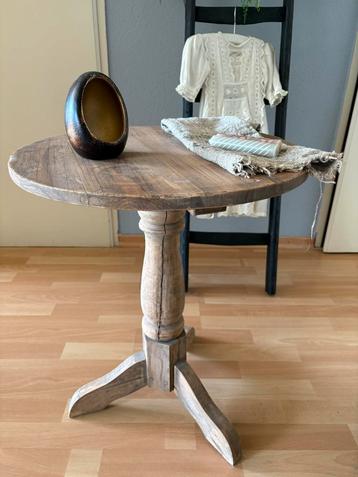 Mooi houten wijntafeltje inc shabby doek beschikbaar voor biedingen
