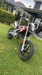 Aprilia sx 50 2016, Fietsen en Brommers, Ophalen, 6 versnellingen, Maximaal 45 km/u, Zo goed als nieuw