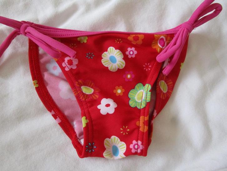 Hema - gebloemd bikinibroekje maat 80/86, Kinderen en Baby's, Babykleding | Baby-zwemkleding, Zo goed als nieuw, Bikinibroekje