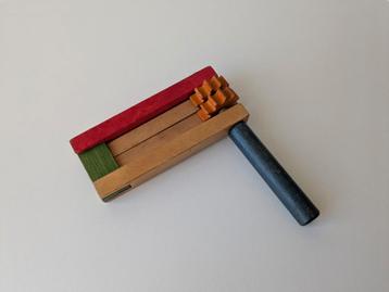 Houten gekleurde ratel 🏠 beschikbaar voor biedingen