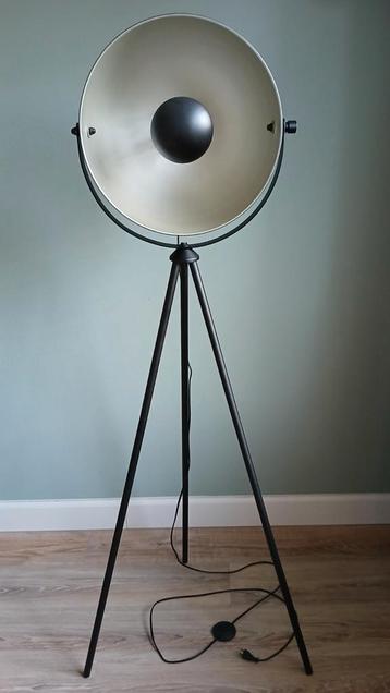 Industriële Tripod Vloerlamp Metaal beschikbaar voor biedingen