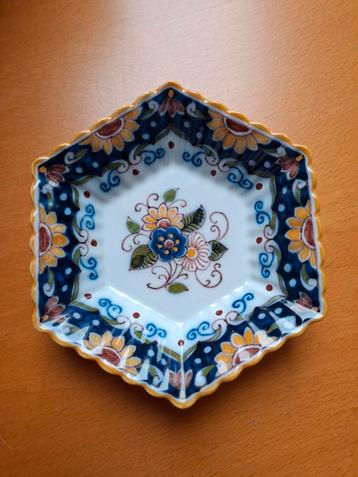 Porseleinen Schaaltje van Tichelaar uit Makkum, Bloemmotief beschikbaar voor biedingen