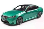 BMW M5 (G90) sedan '25, groen met. (Isle of man green met.)