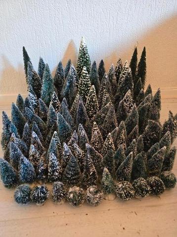 Lemax bomen-bruggen-straatlantaarns etc etc kerstdorp beschikbaar voor biedingen