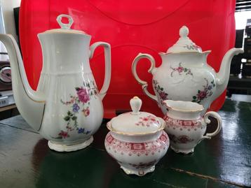 Vintage koffie en thee kannen met melk en suikerkannetjes beschikbaar voor biedingen