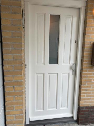 Voordeur 93 x 211 cm deur in goede staat beschikbaar voor biedingen