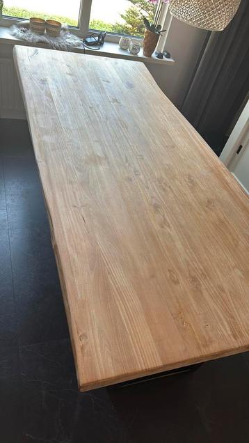Gewelfde massief houten tafel beschikbaar voor biedingen