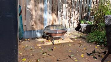 Vuurschaal met onderstel en spatscherm beschikbaar voor biedingen