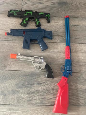 4 Nog goede Speelgoed Geweren/1 Buks-1 Pistool -2 met geluid beschikbaar voor biedingen