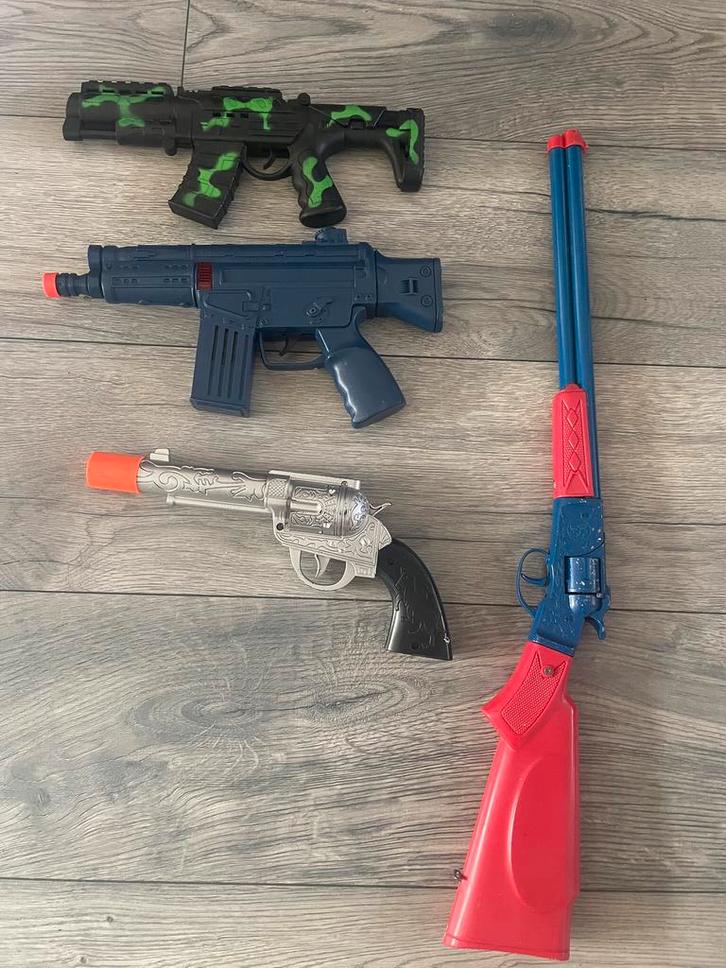4 Nog goede Speelgoed Geweren/1 Buks-1 Pistool -2 met geluid, Kinderen en Baby's, Speelgoed | Buiten | Actiespeelgoed, Gebruikt