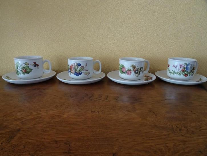 4 Marjolein Bastin Bosvruchten kop en schotels, Huis en Inrichting, Keuken | Servies, Zo goed als nieuw, Kop(pen) en/of Schotel(s)