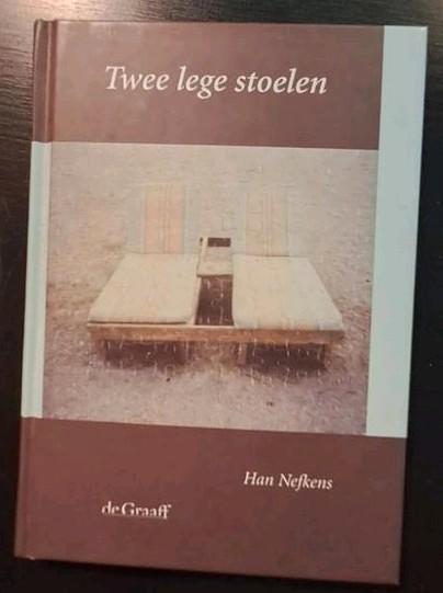 H. Nefkens - Twee lege stoelen, Boeken, Essays, Columns en Interviews, Zo goed als nieuw, Eén auteur, Ophalen of Verzenden